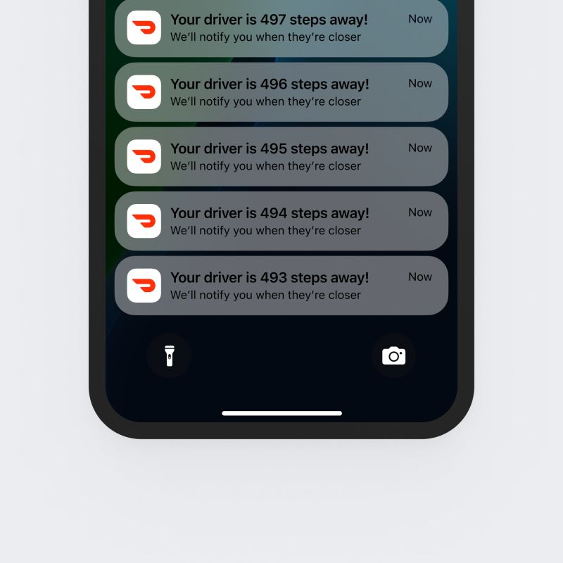 Notification par pas du livreur, chacune indiquant le nombre de pas restant.