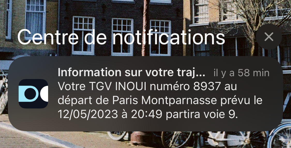 Message push sur un téléphone. Titre “Information sur votre traj…” suivi du texte “Votre TGV INOUI numéro 8937 au départ de Paris Montparnasse prévu le 12/05/2023 à 20:49 partira voie 9.”