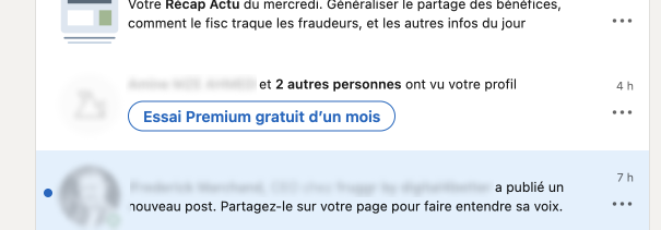 Notification sur LinkedIn. Nom, Prénom d’une personne et 2 autres personnes ont vu votre profil, suivi d’un bouton pour essayer Premium gratuitement pendant un mois.