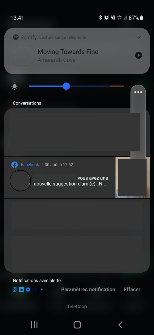 Notification push sur l’écran du smartphone suggérant un(e) ami(e).