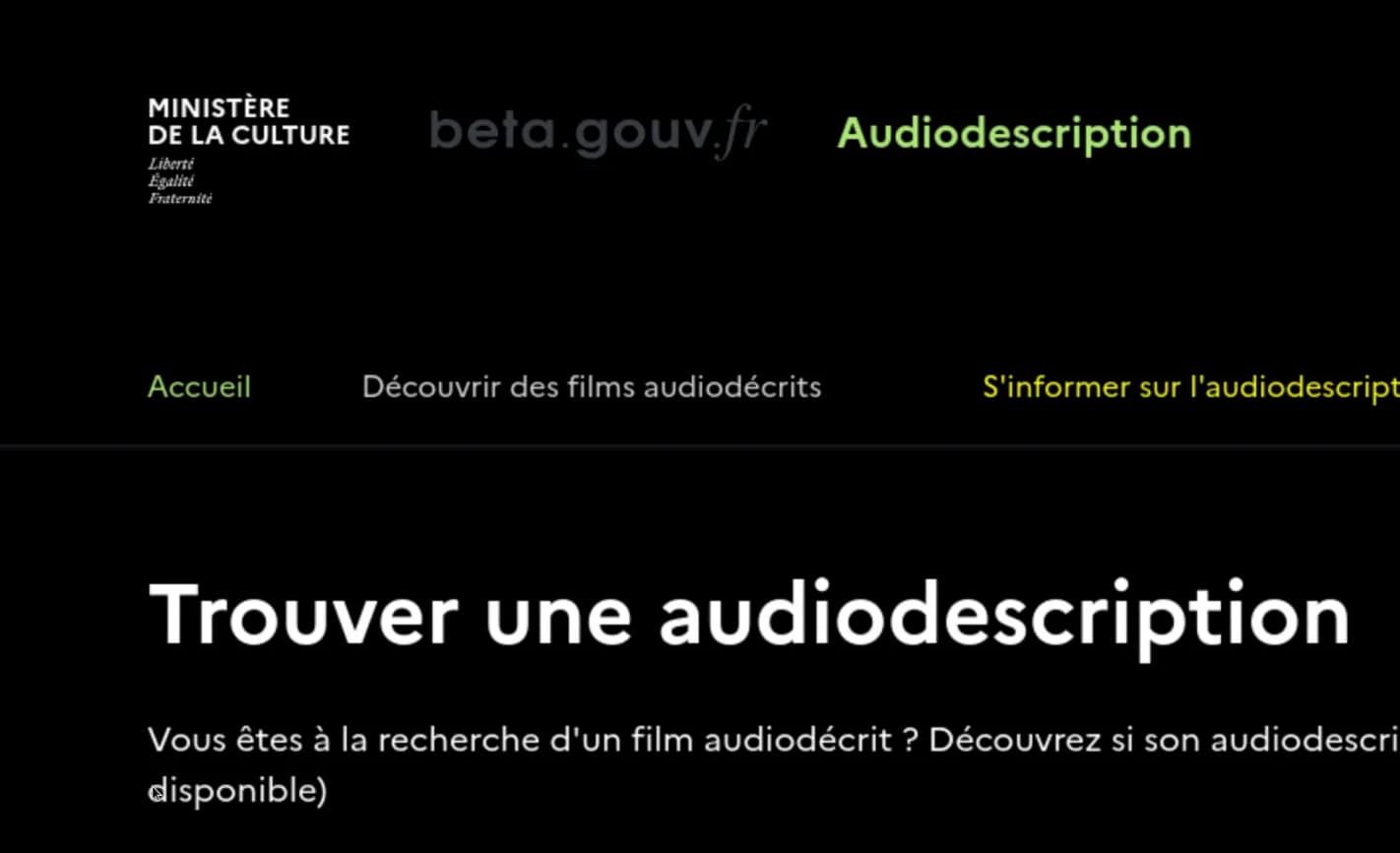 Accueil du site Portail de l'audiodescription sur fond noir avec texte jaune et blanc, et fortement zoomé