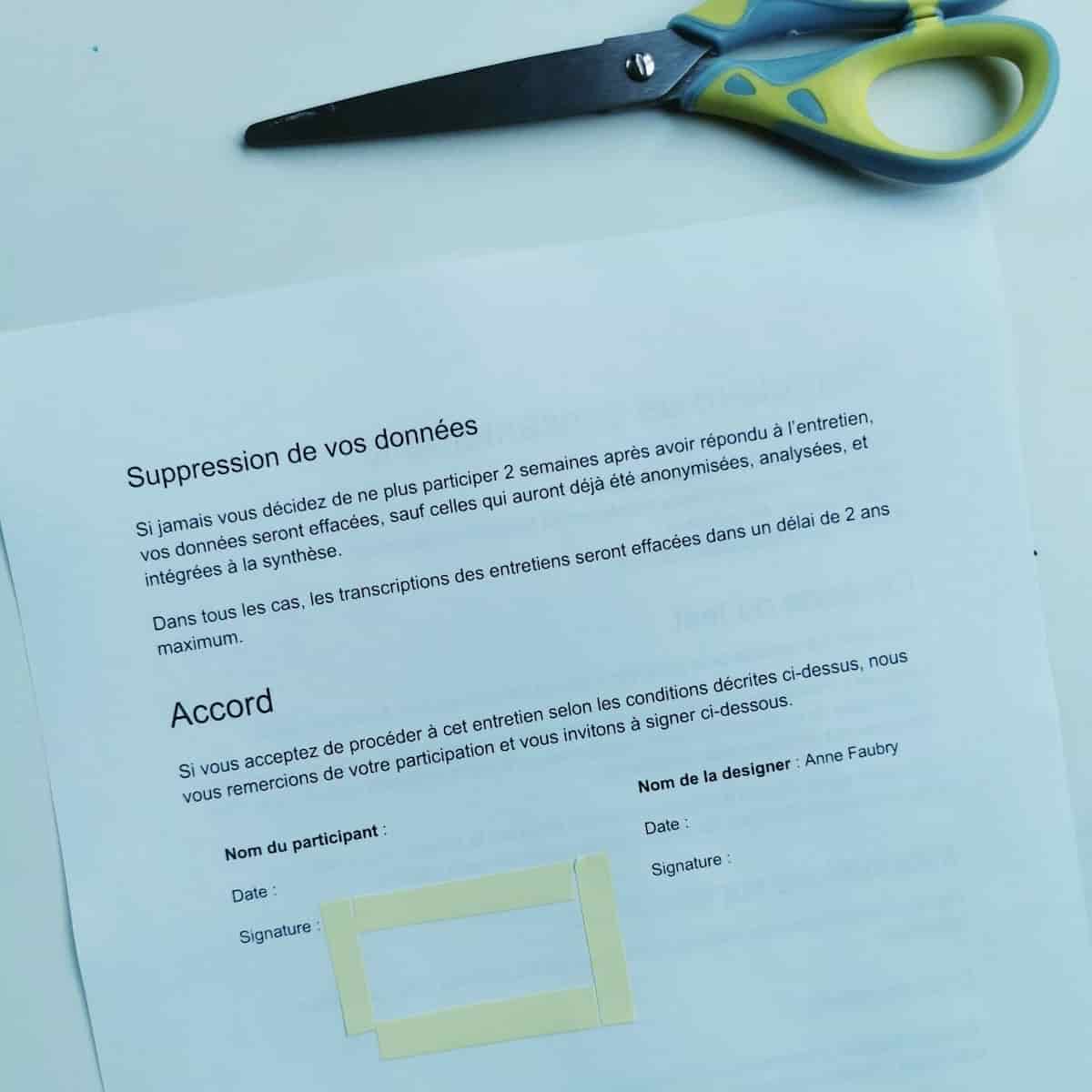 Formulaire avec rectangle jaune découpé en post-it pour indiquer la zone de signature
